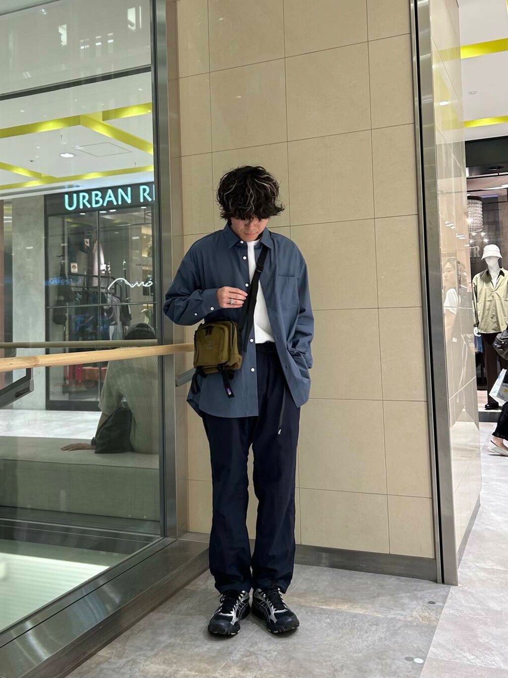 ベージュ系のその他パンツ、ホワイト系のTシャツ/カットソー、グレー系のシャツ/ブラウスを着用したメンズの夏コーディネートの2枚目の写真