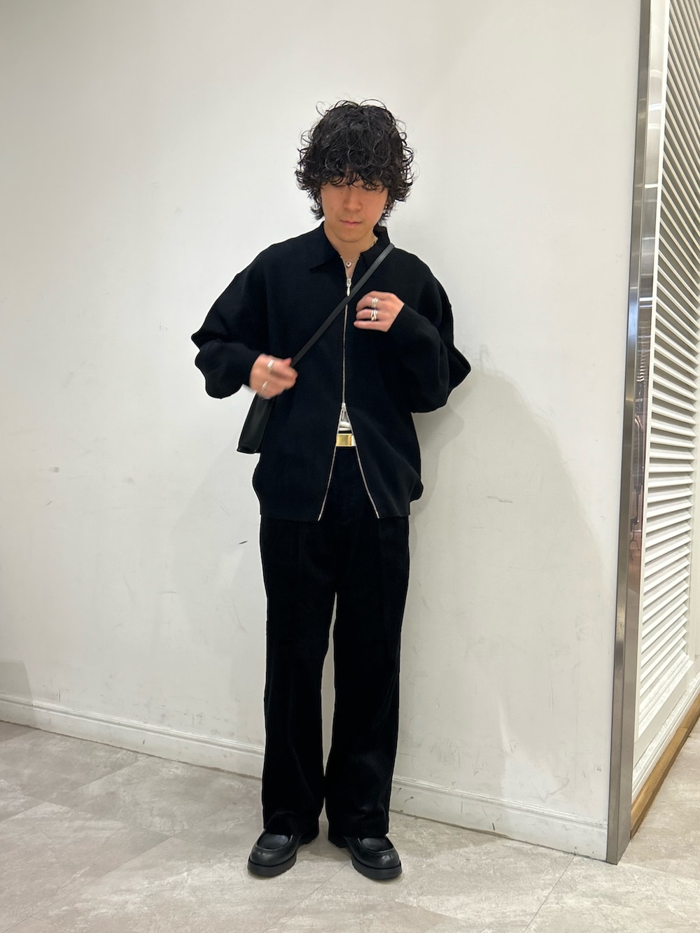 ブラック系のカーディガン/ボレロ、ブラック系のその他パンツ、ブラック系のショルダーバッグを着用したメンズの秋コーディネートの2枚目の写真