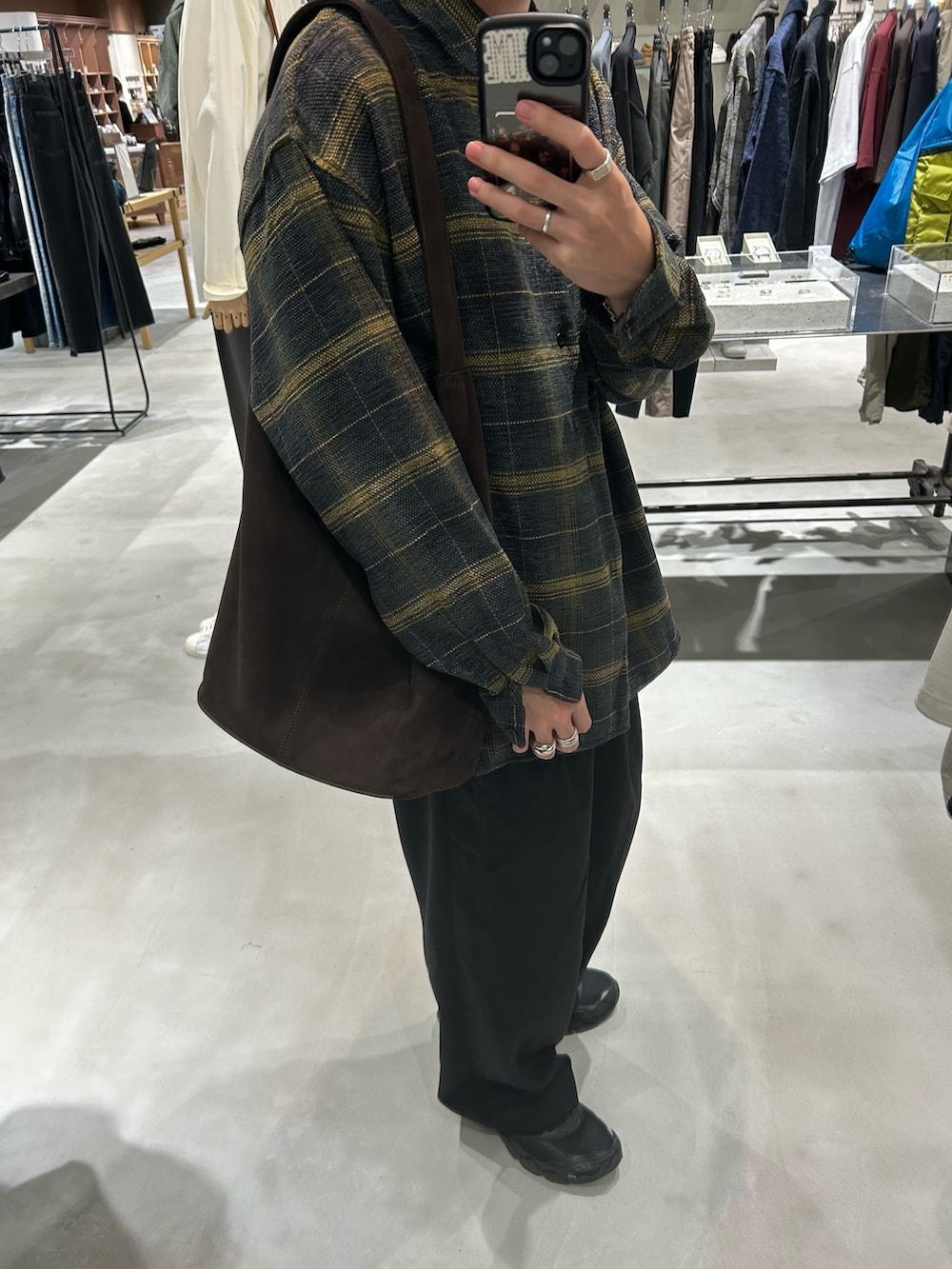 グレー系のシャツ/ブラウス、ブラック系のその他パンツを着用したメンズの秋コーディネートの2枚目の写真