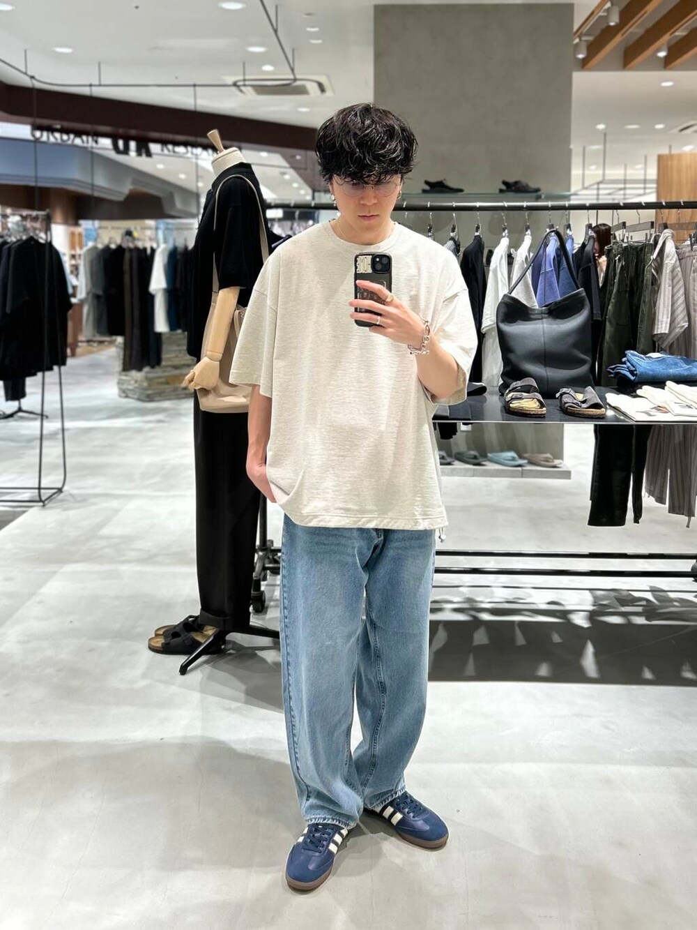 「スポーツミックス、別注、デートコーデ、newarrival、休日スタイル、綺麗めカジュアル、機能性素材、旅行コーデ、暑い、ここでしか手に入らない別注アイテム、スタッフのこれ買いました、わたしのイチ推しブランド、外遊びコーデ、newbasic、ddddddd」｜「LOTTOのLOTTO　SUMMER BAGGY DENIM PANTS（デニムパンツ、ブルー系）」を使った、nishioka さん（メンズ・170cm）の夏コーディネートの2枚目の写真