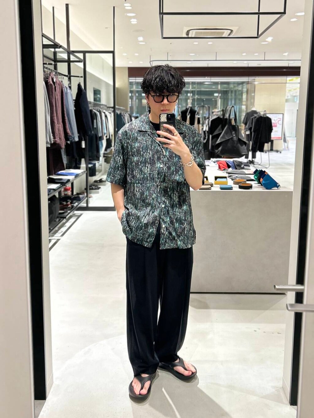 「シャツスタイル、別注、デートコーデ、newarrival、休日スタイル、サンダルコーデ、綺麗めカジュアル、旅行コーデ、暑い、ここでしか手に入らない別注アイテム、スタッフのこれ買いました、わたしのイチ推しブランド、外遊びコーデ、newbasic、サマシェア」｜「OOFOSのOOFOS　Ooriginal（サンダル、ブラック系）」を使った、nishioka さん（メンズ・170cm）の夏コーディネートの2枚目の写真