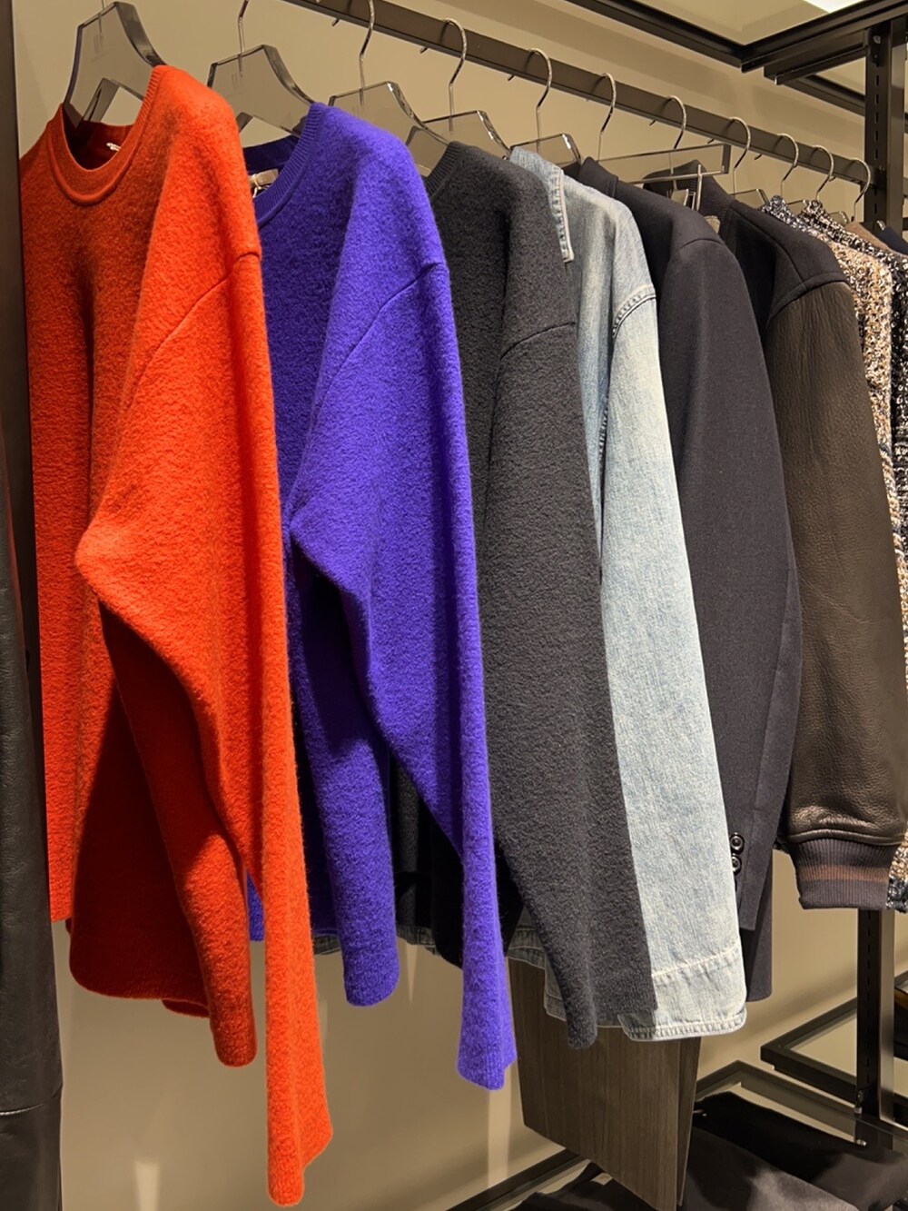 パープル系のニット/セーター、ブラック系のその他パンツ、ブラウン系のトートバッグを着用したメンズの秋コーディネートの4枚目の写真