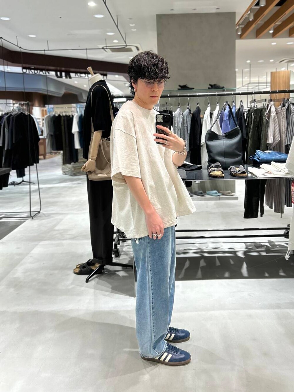 「スポーツミックス、別注、デートコーデ、newarrival、休日スタイル、綺麗めカジュアル、機能性素材、旅行コーデ、暑い、ここでしか手に入らない別注アイテム、スタッフのこれ買いました、わたしのイチ推しブランド、外遊びコーデ、newbasic、ddddddd」｜「LOTTOのLOTTO　SUMMER BAGGY DENIM PANTS（デニムパンツ、ブルー系）」を使った、nishioka さん（メンズ・170cm）の夏コーディネートの3枚目の写真