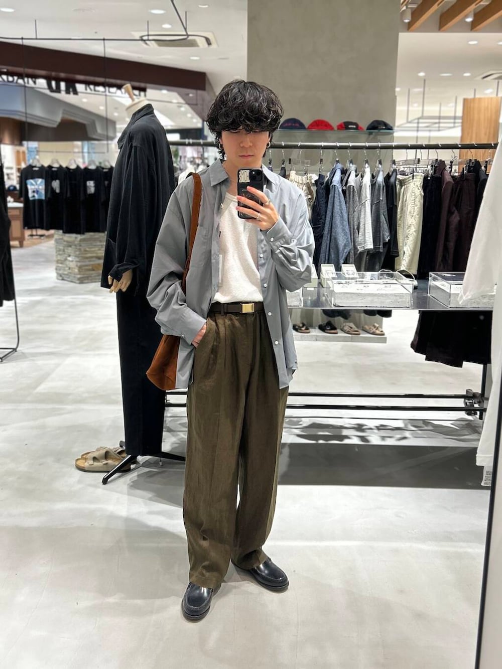 グリーン系のその他パンツを着用したメンズの夏コーディネートの2枚目の写真