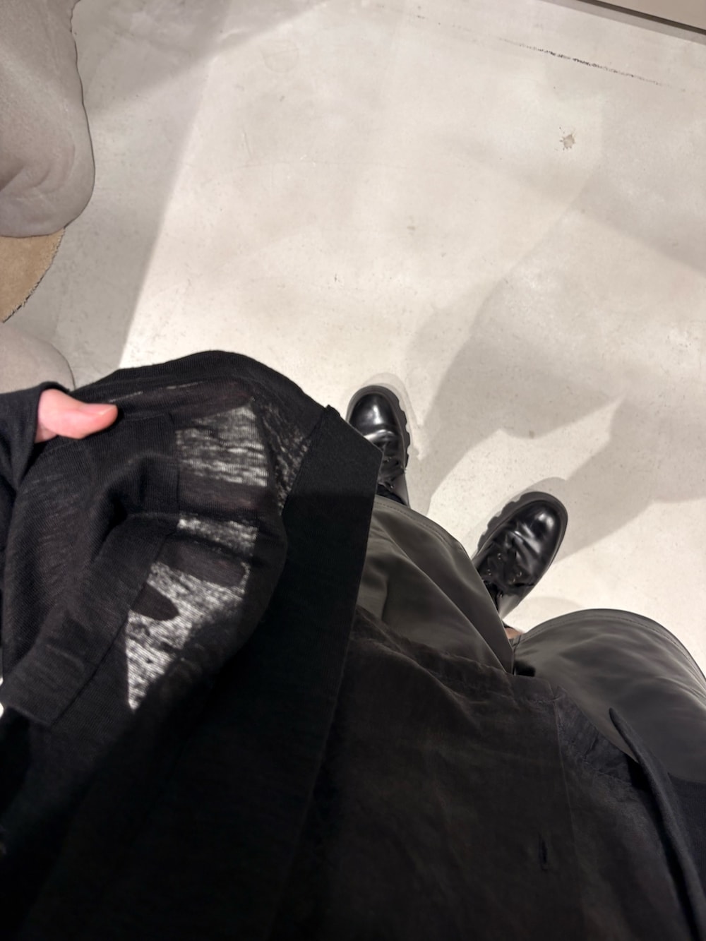 ブラック系のカーディガン/ボレロ、ブラック系のその他パンツを着用したメンズの夏コーディネートの2枚目の写真