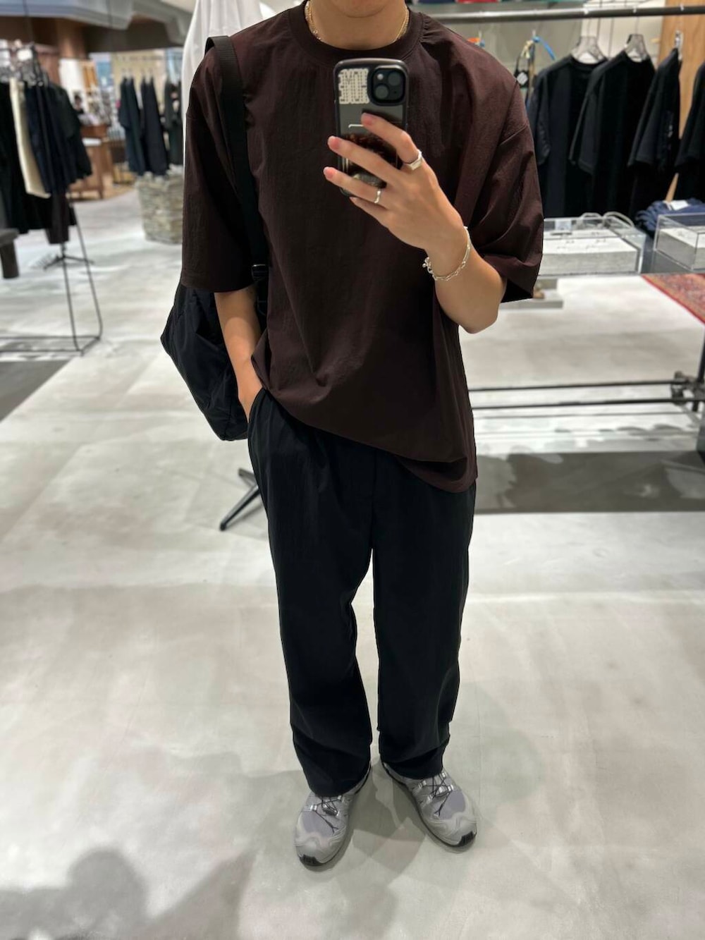 ブラック系のショルダーバッグ、レッド系のTシャツ/カットソー、ブラック系のその他パンツを着用したメンズの夏コーディネートの3枚目の写真