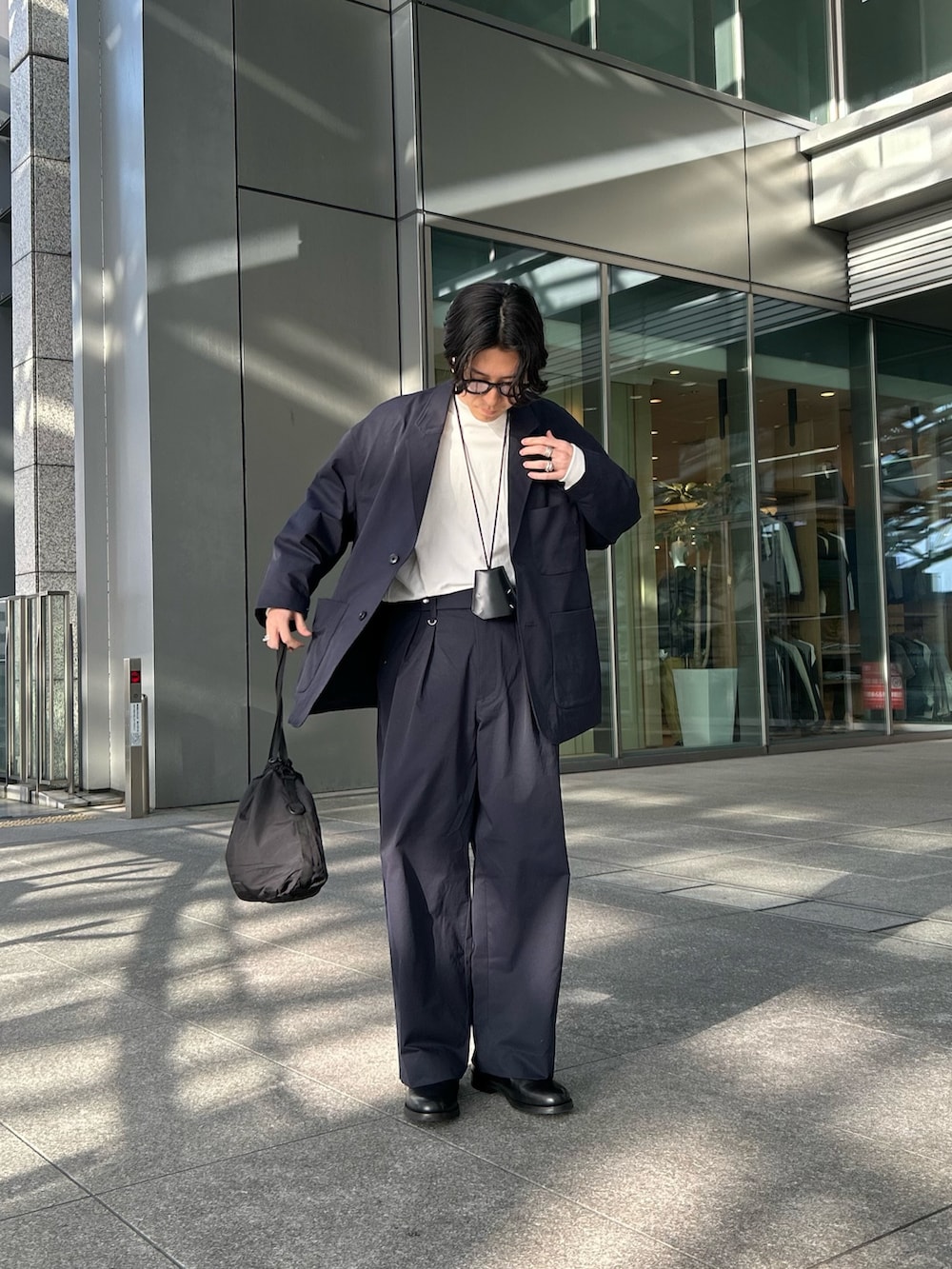 ブルー系のその他パンツ、ブルー系のその他アウター、ブラック系のドレスシューズを着用したメンズの春コーディネートの3枚目の写真