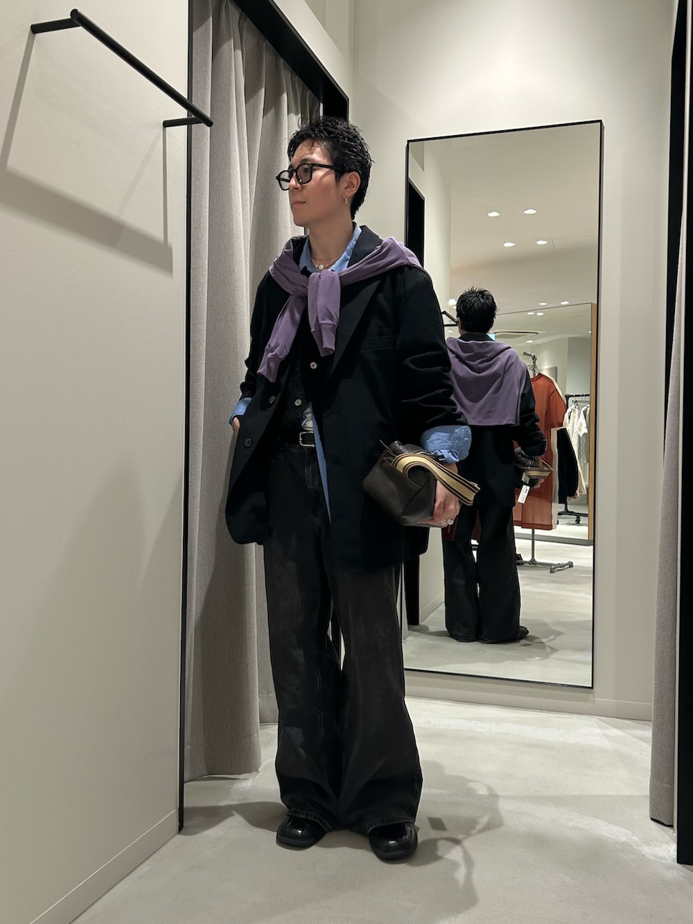 ブルー系のシャツ/ブラウス、ブラック系のその他アウターを着用したメンズの春コーディネートの2枚目の写真