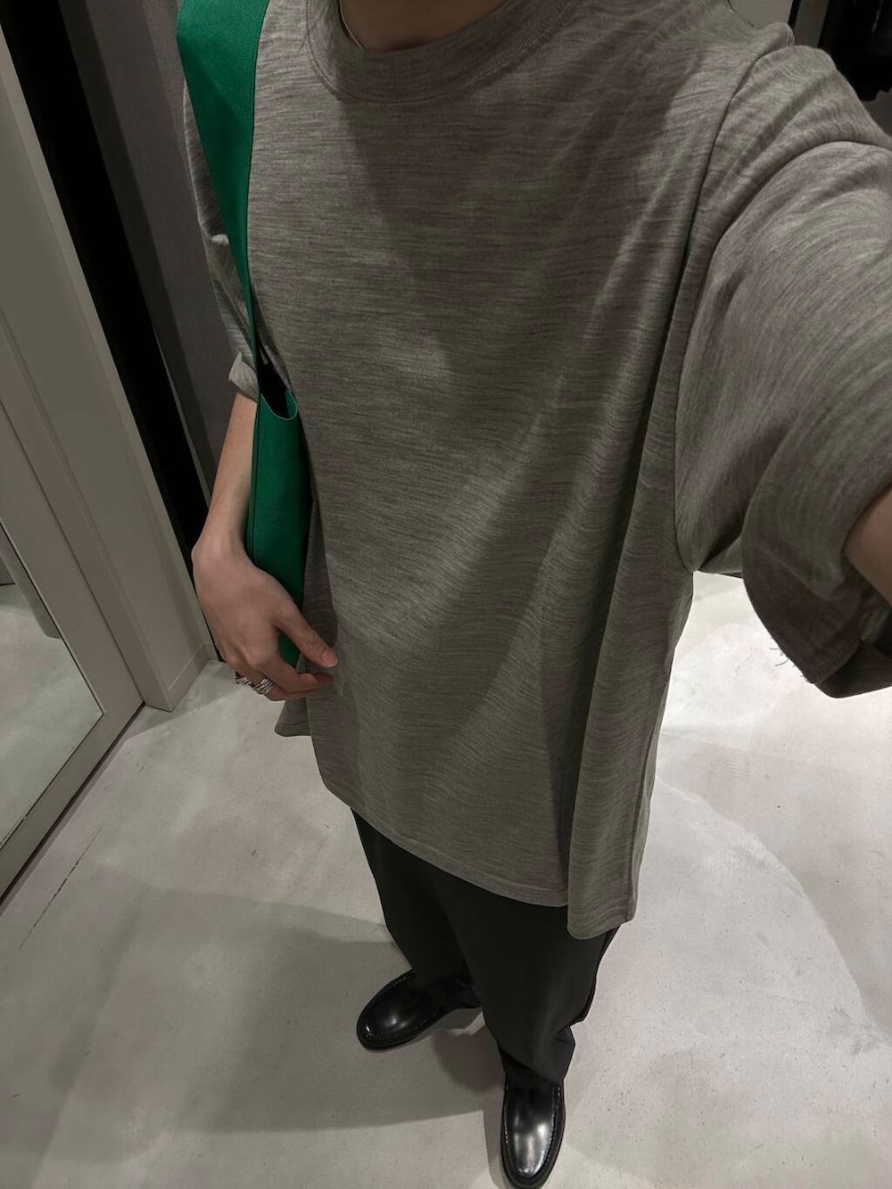 グリーン系のトートバッグ、グリーン系のその他パンツ、グレー系のTシャツ/カットソーを着用したメンズの夏コーディネートの3枚目の写真