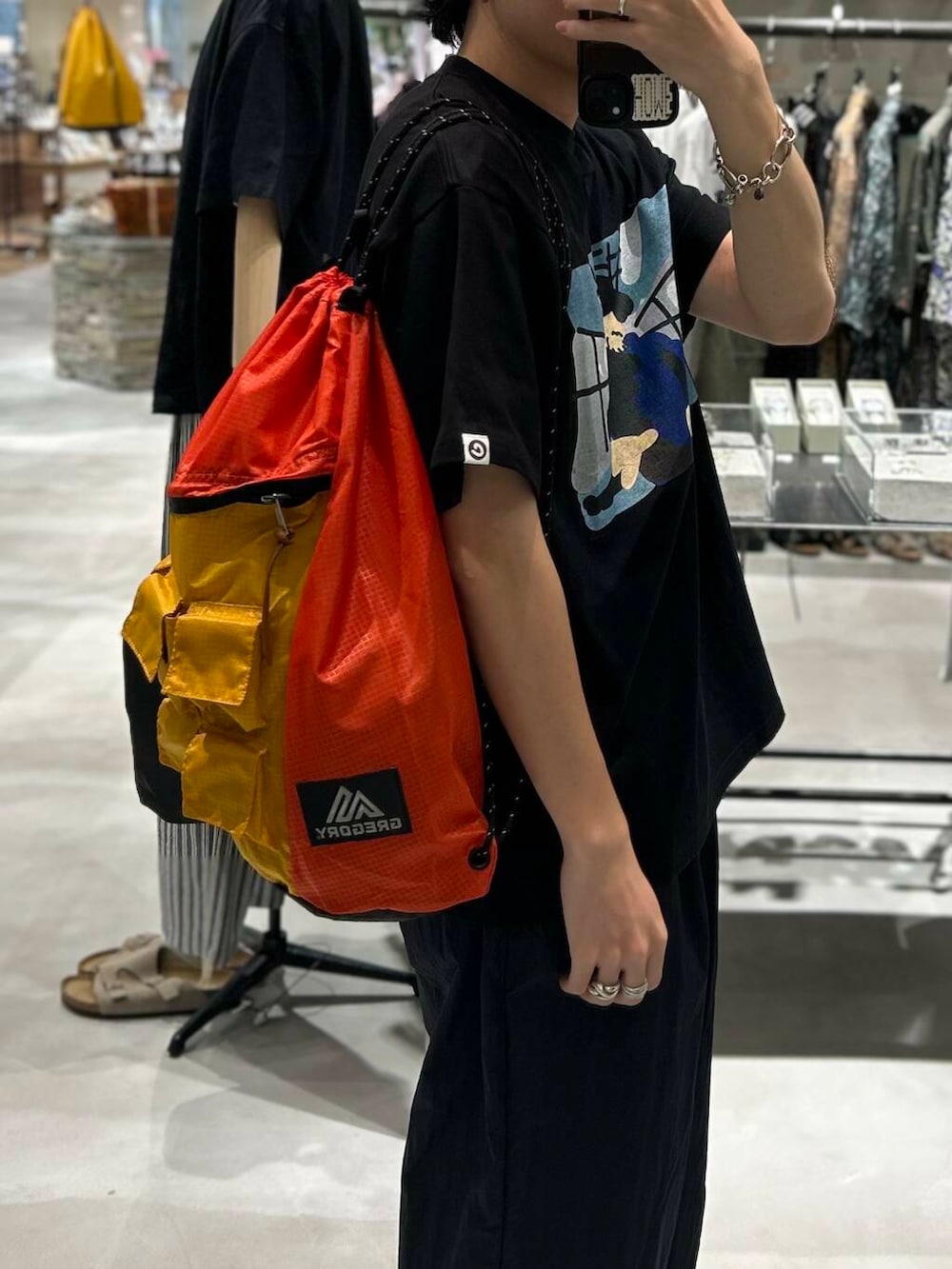 「モノトーン、ワントーン、newarrival、休日スタイル、綺麗めカジュアル、機能性素材、旅行コーデ、暑い、帰省コーデ、ここでしか手に入らない別注アイテム、夏のブラックコーデ、私のイチ推しブランド、スタッフのこれ買いました、夏フェスコーデ、外遊びコーデ」｜「URBAN RESEARCHのNYLON SUPER WIDE PANTS（その他パンツ、ブルー系）」を使った、nishioka さん（メンズ・170cm）の夏コーディネートの3枚目の写真