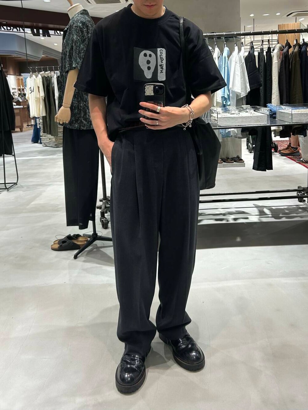 グレー系のその他パンツ、ブラック系のTシャツ/カットソーを着用したメンズの夏コーディネートの3枚目の写真