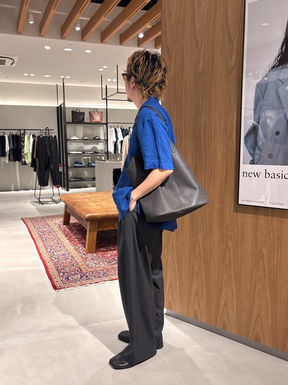 ブルー系のシャツ/ブラウス、グレー系のその他パンツ、ブラック系のメガネを着用したメンズの夏コーディネートの4枚目の写真