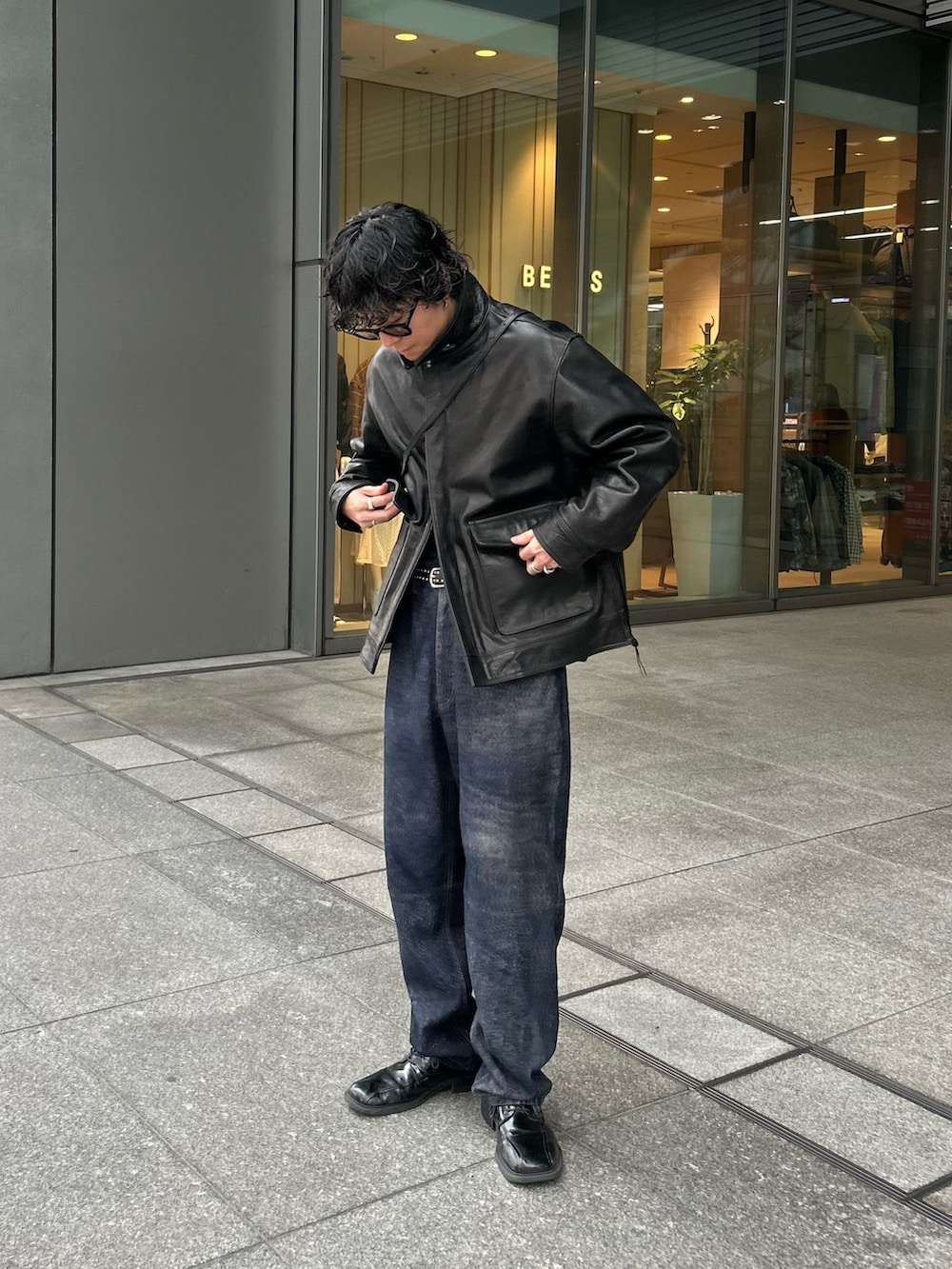 ブラック系のその他アウター、ブルー系のその他パンツ、ブラック系のショルダーバッグを着用したメンズの冬コーディネートの3枚目の写真