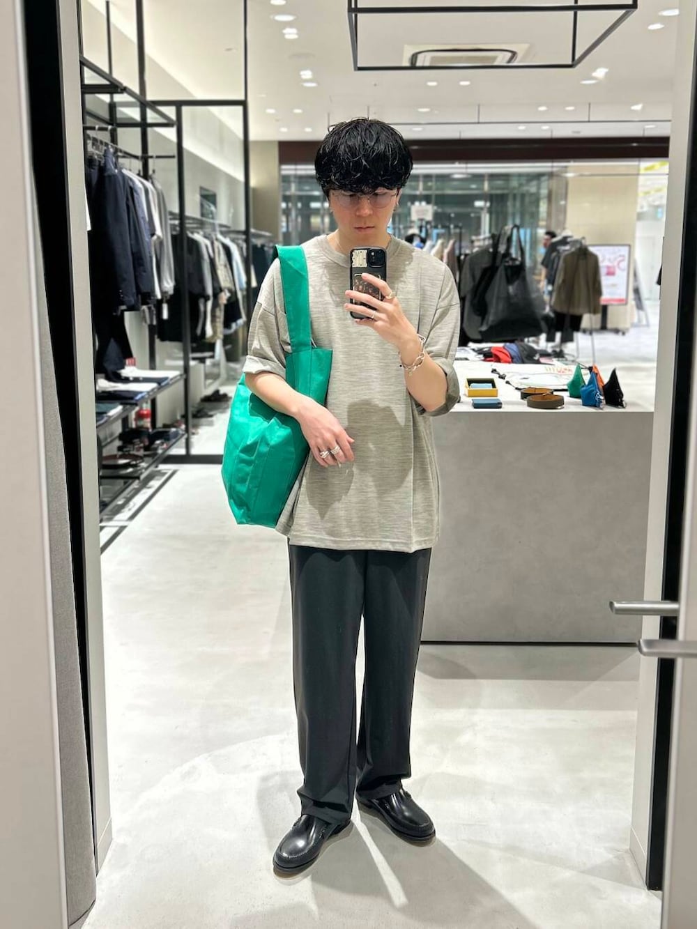 グリーン系のトートバッグ、グリーン系のその他パンツ、グレー系のTシャツ/カットソーを着用したメンズの夏コーディネートの2枚目の写真