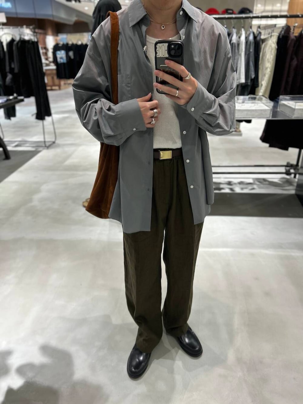 グリーン系のその他パンツを着用したメンズの夏コーディネートの3枚目の写真