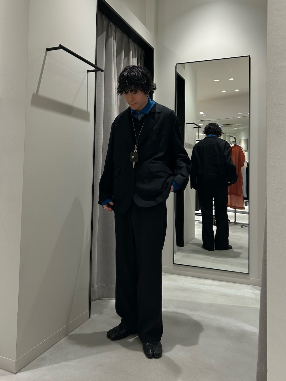 ブラック系のその他アウター、ブラック系のその他パンツを着用したメンズの冬コーディネートの2枚目の写真