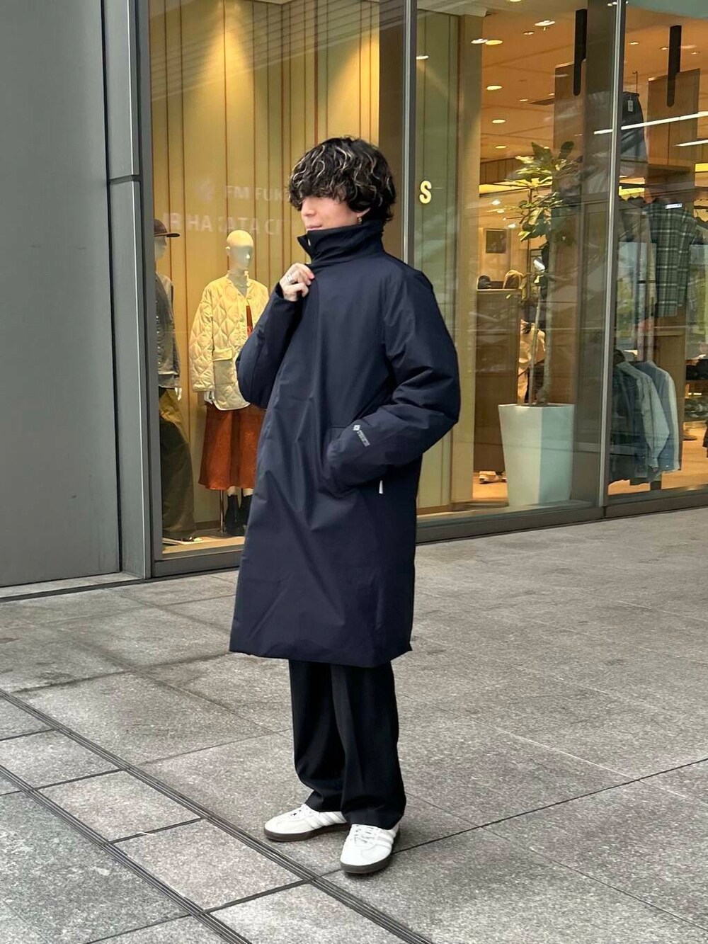 ブラック系のその他パンツ、ブルー系のダウンジャケット/コート、グレー系のスニーカーを着用したメンズの秋コーディネートの3枚目の写真