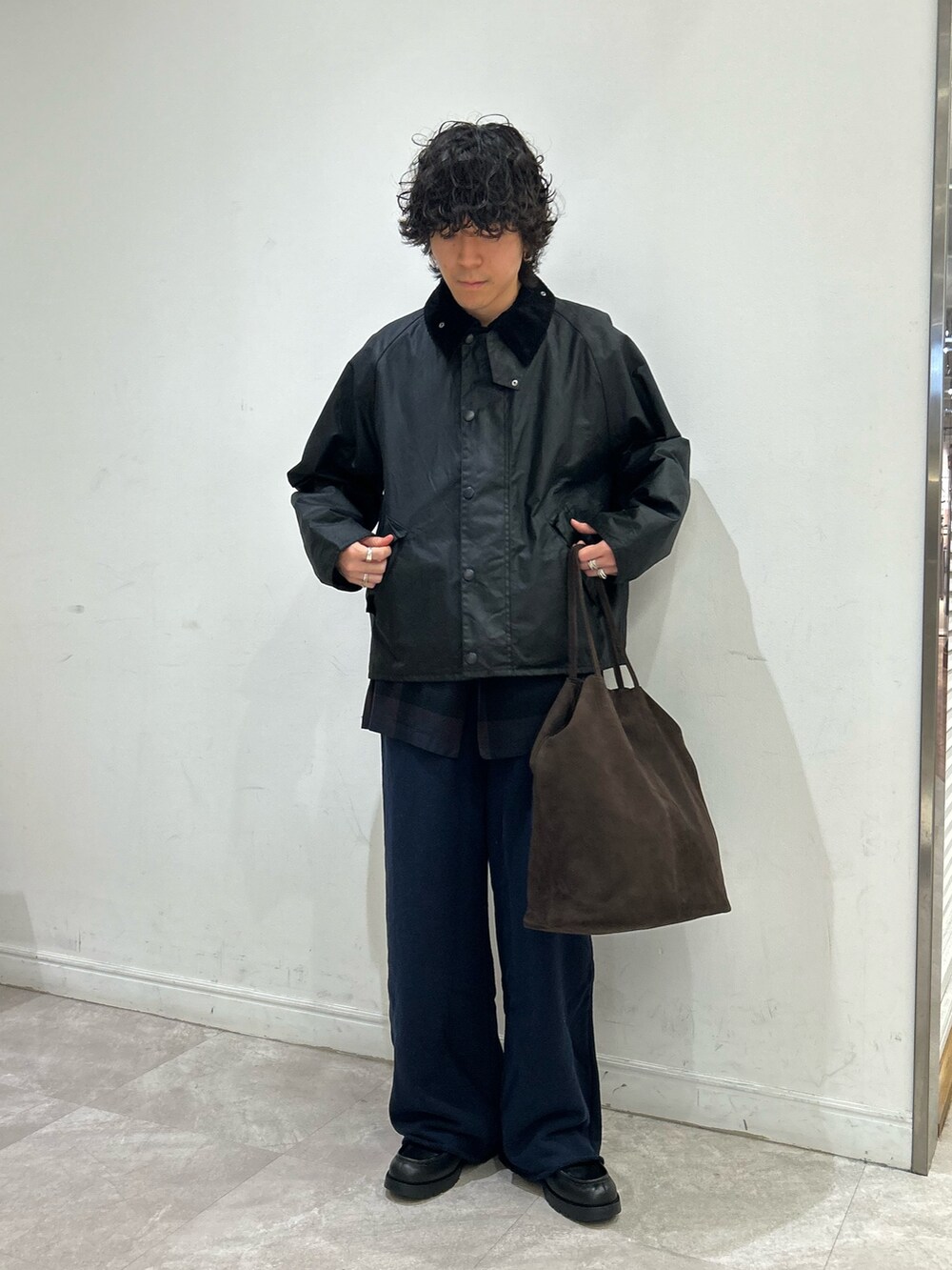 ブラック系のその他アウター、ブルー系のシャツ/ブラウス、ブルー系のスウェットパンツを着用したメンズの秋コーディネートの2枚目の写真