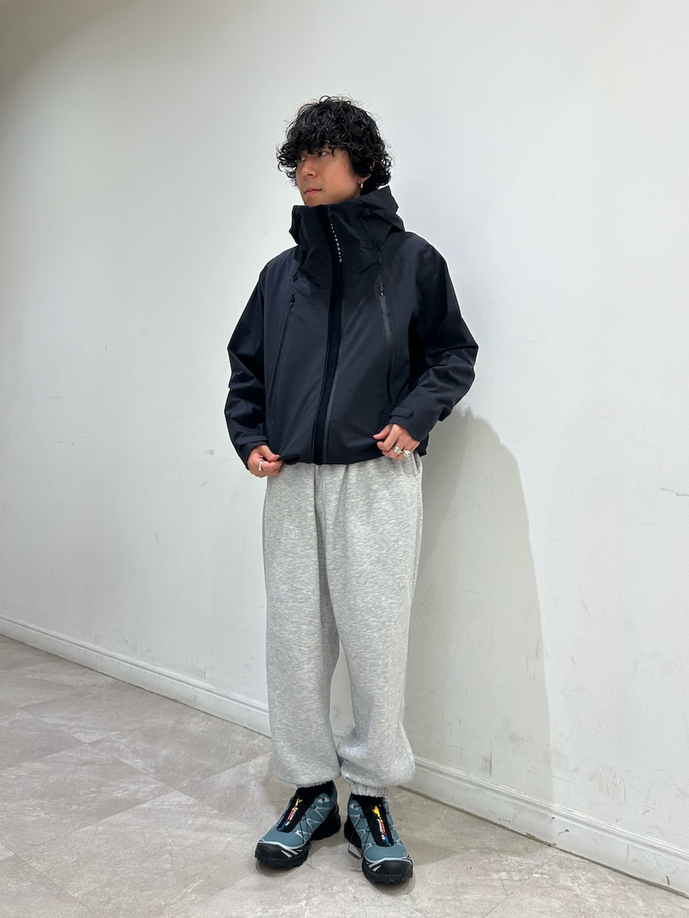 グレー系のその他パンツ、ブルー系のスニーカー、グリーン系のテーラードジャケットを着用したメンズの秋コーディネートの2枚目の写真