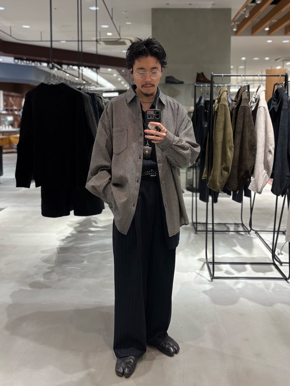 ブラック系のシャツ/ブラウスを着用したメンズの秋コーディネートの2枚目の写真