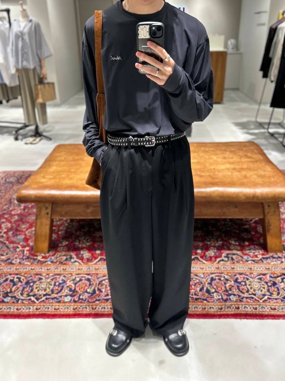 ブラック系のTシャツ/カットソー、ブラウン系のトートバッグ、ブラック系のベルトを着用したメンズの夏コーディネートの3枚目の写真