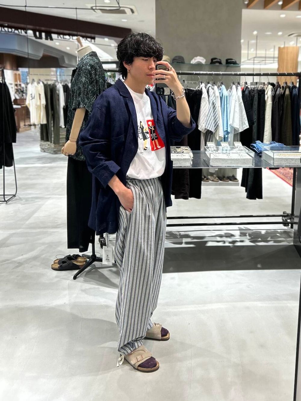 ベージュ系のサンダル、ブラック系のその他パンツ、ホワイト系のTシャツ/カットソーを着用したメンズの夏コーディネートの3枚目の写真