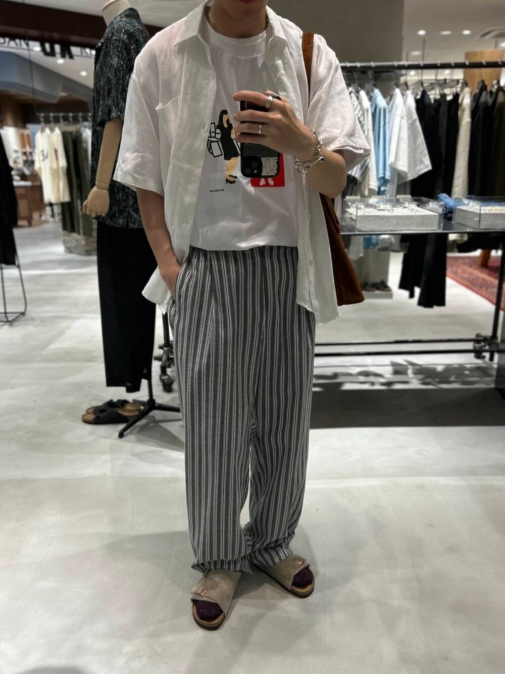 ベージュ系のサンダル、ホワイト系のシャツ/ブラウス、ブラック系のその他パンツを着用したメンズの夏コーディネートの2枚目の写真