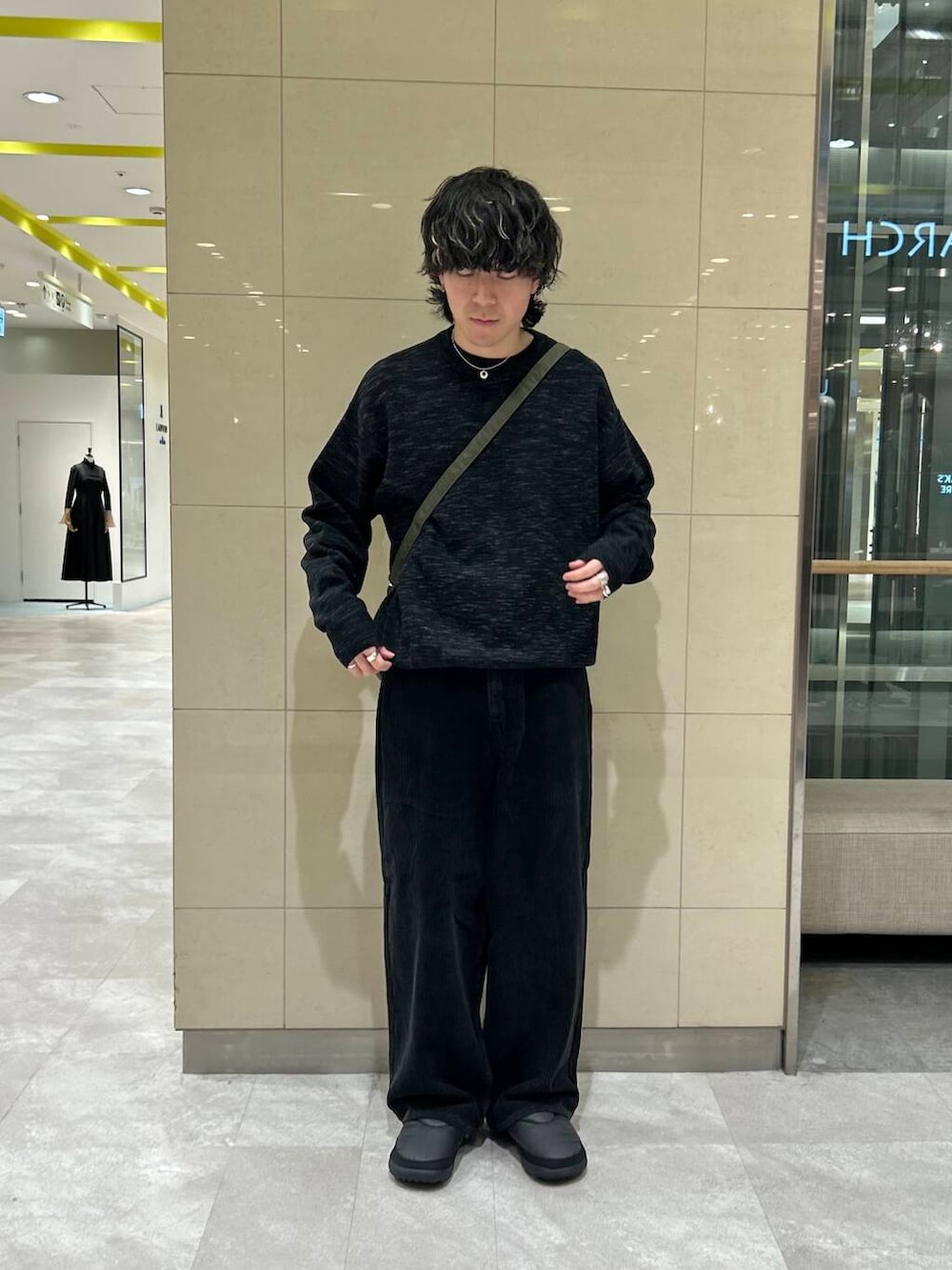 ブラック系のその他シューズ、ブラック系のその他パンツ、ブラック系のニット/セーターを着用したメンズの冬コーディネートの2枚目の写真