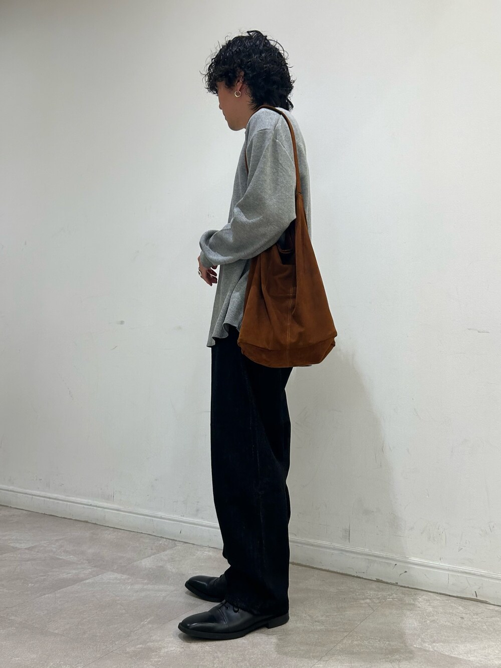 グレー系のTシャツ/カットソー、ブラック系のデニムパンツ、ブラウン系のトートバッグを着用したメンズの夏コーディネートの2枚目の写真