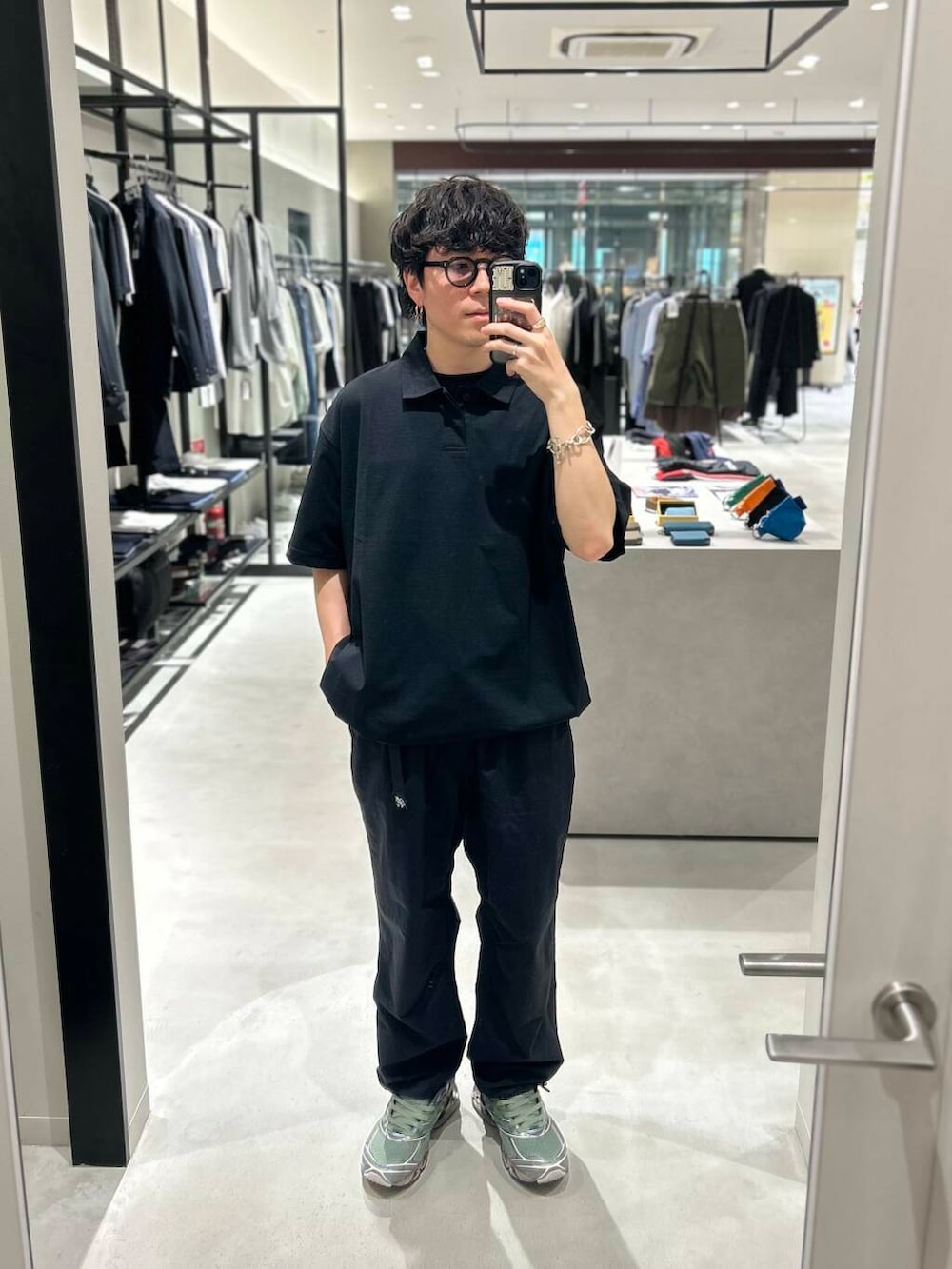 「別注、デートコーデ、newarrival、休日スタイル、綺麗めカジュアル、旅行コーデ、暑い、ここでしか手に入らない別注アイテム、スタッフのこれ買いました、わたしのイチ推しブランド、外遊びコーデ、newbasic、widedad、初夏パンツ、トレンドシャツ」|「GramicciのGramicci / LOWERCASE NYLON TRACK PANT(その他パンツ、ブラック系)」を使った、nishioka さん(メンズ・170cm)の春コーディネートの2枚目の写真