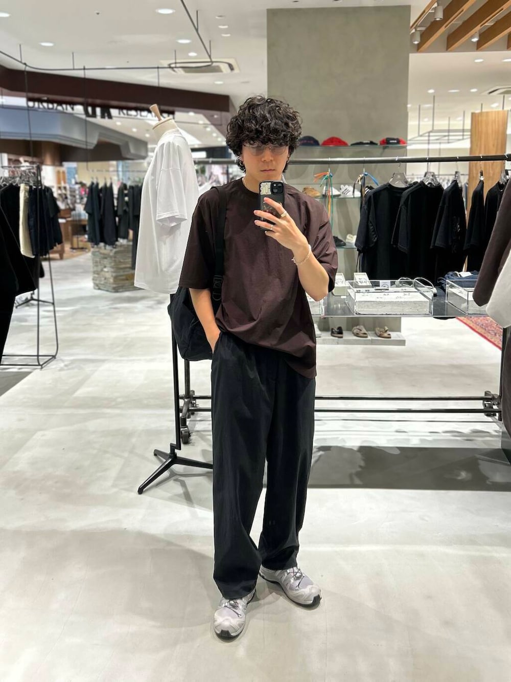 ブラック系のショルダーバッグ、レッド系のTシャツ/カットソー、ブラック系のその他パンツを着用したメンズの夏コーディネートの4枚目の写真