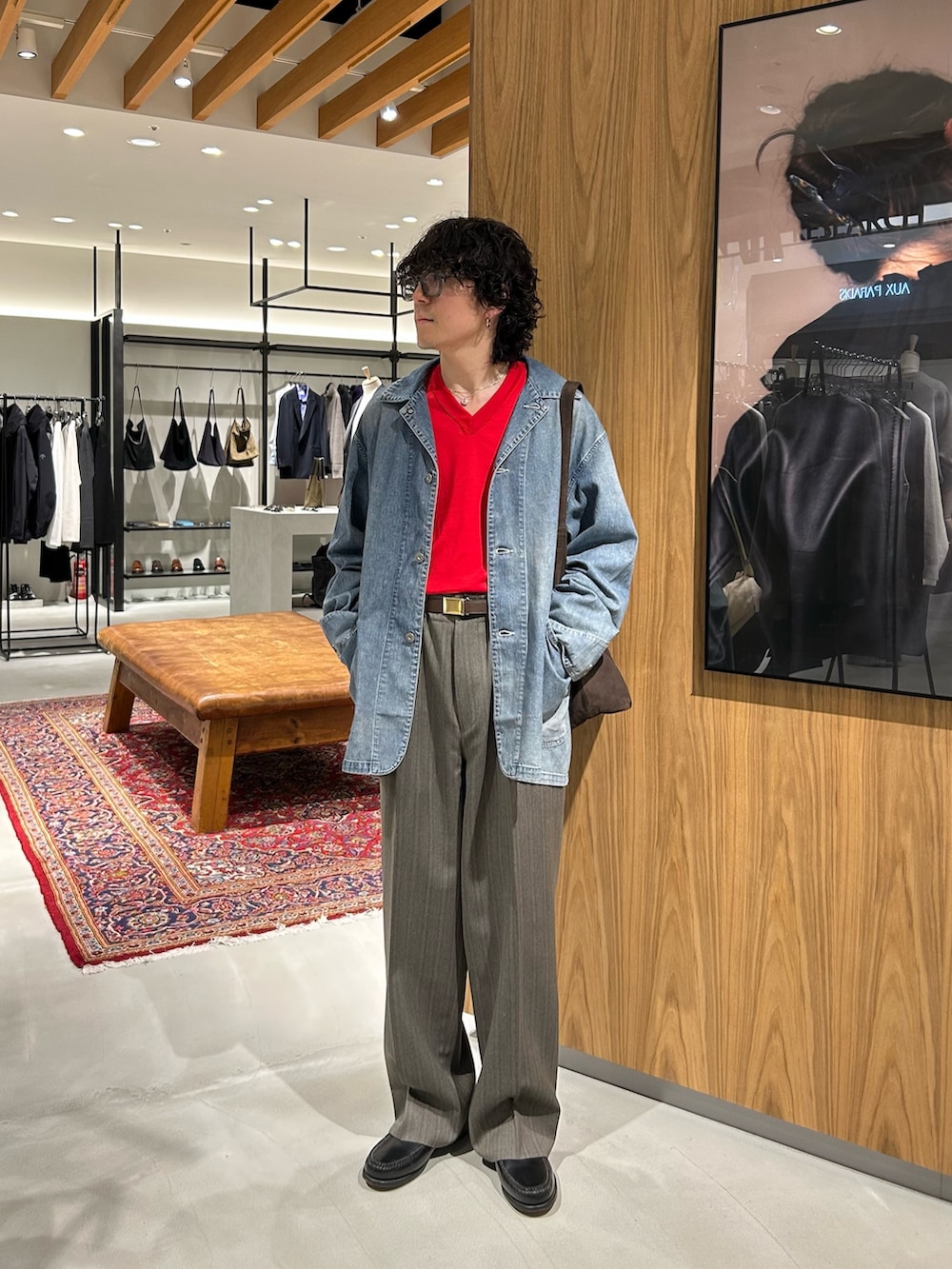 ブルー系のカバーオール、レッド系のニット/セーター、グレー系のその他パンツを着用したメンズの秋コーディネートの3枚目の写真