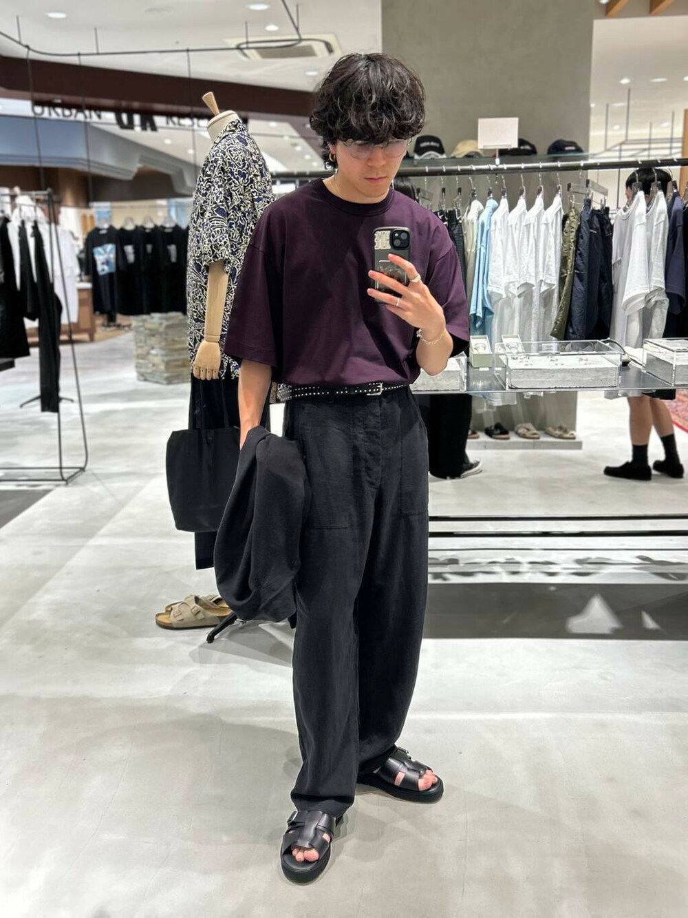 ブラック系のサンダル、ブラック系のその他パンツ、ブラック系のカバーオールを着用したメンズの夏コーディネートの4枚目の写真