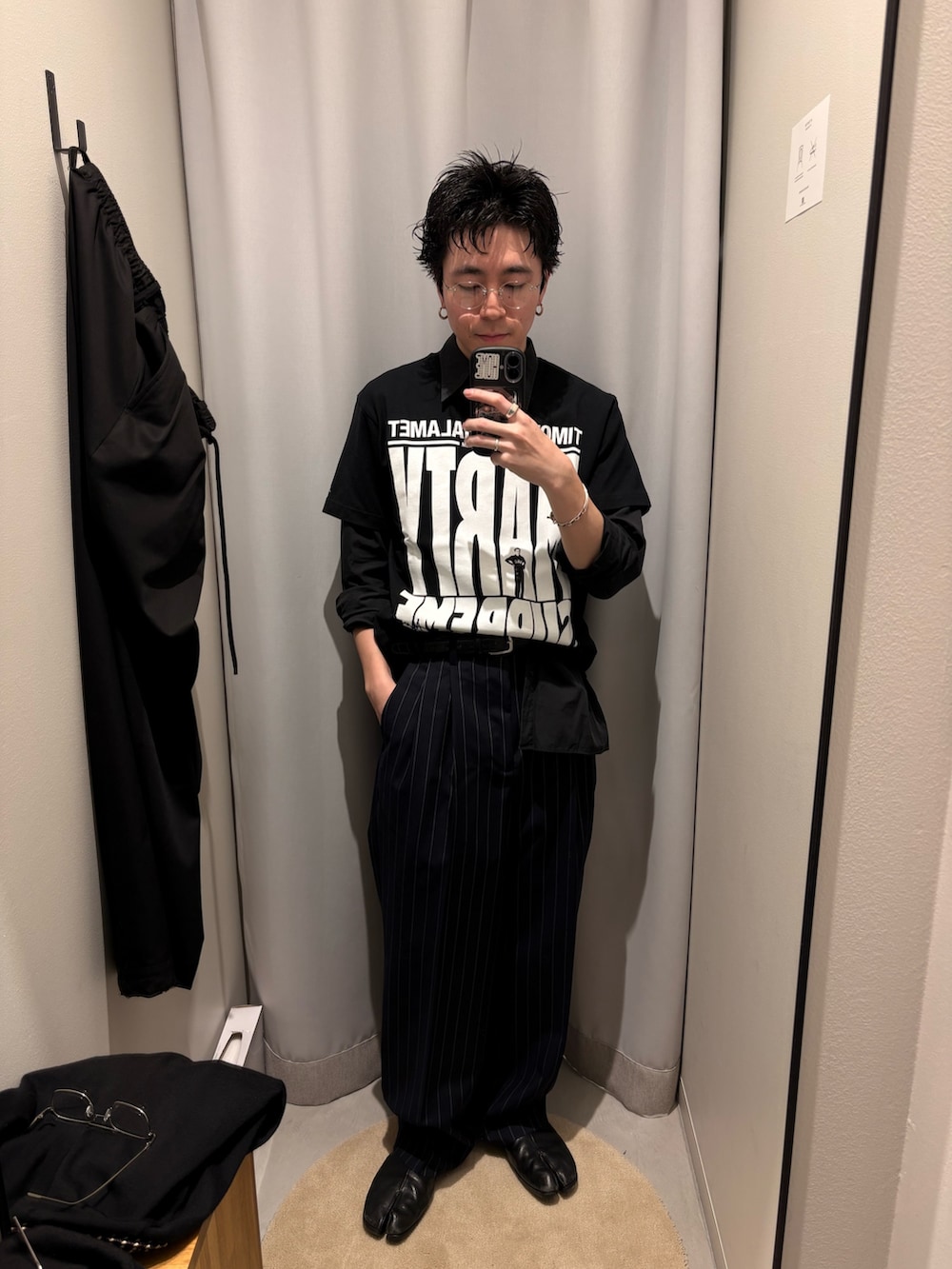 ブラック系のTシャツ/カットソー、その他のその他パンツを着用したメンズの春コーディネートの3枚目の写真