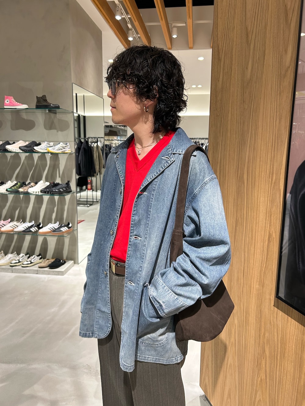 ブルー系のカバーオール、レッド系のニット/セーター、グレー系のその他パンツを着用したメンズの秋コーディネートの4枚目の写真