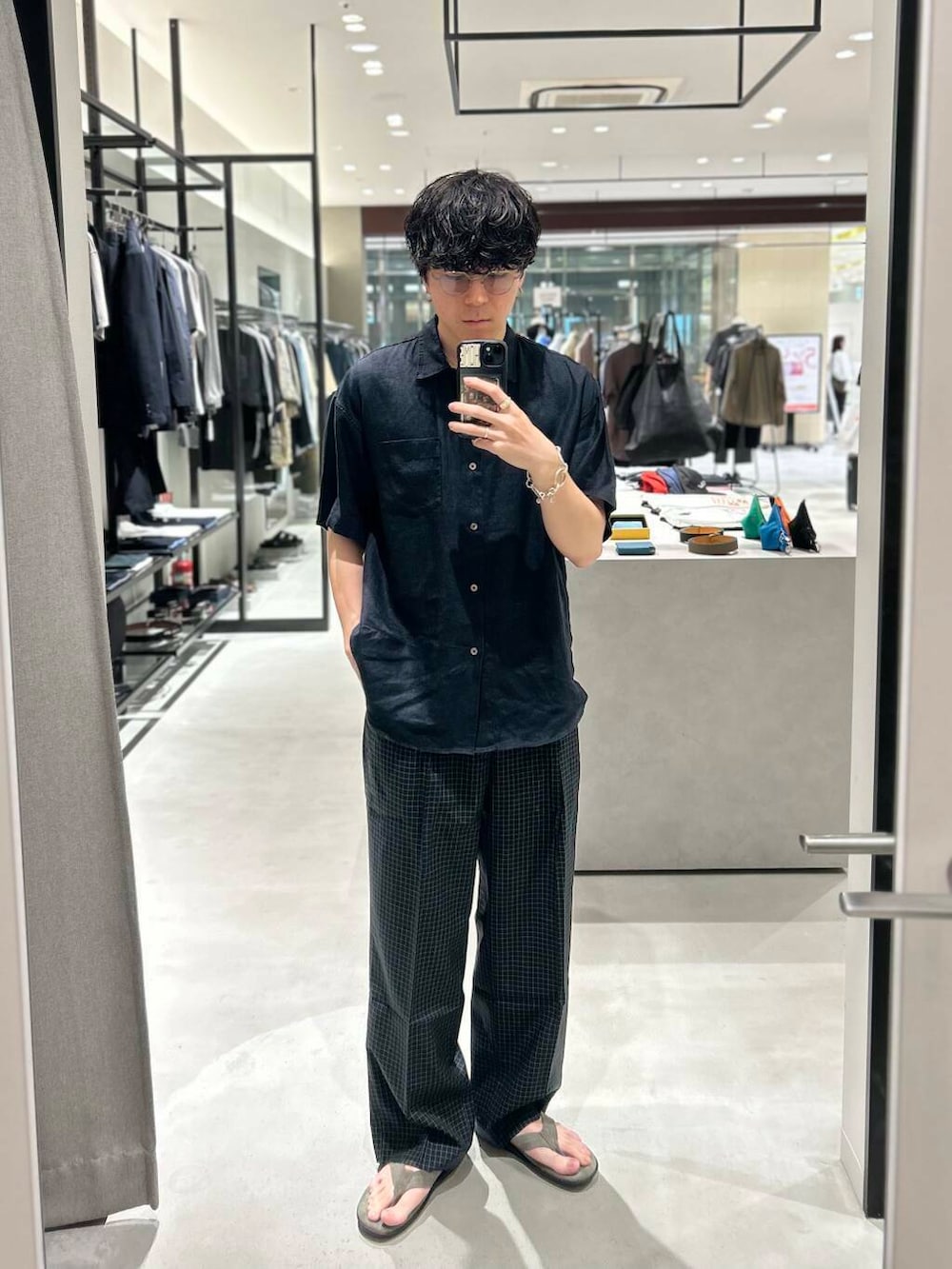 ブルー系のシャツ/ブラウス、ブラック系のその他パンツ、グレー系のサンダルを着用したメンズの夏コーディネートの3枚目の写真