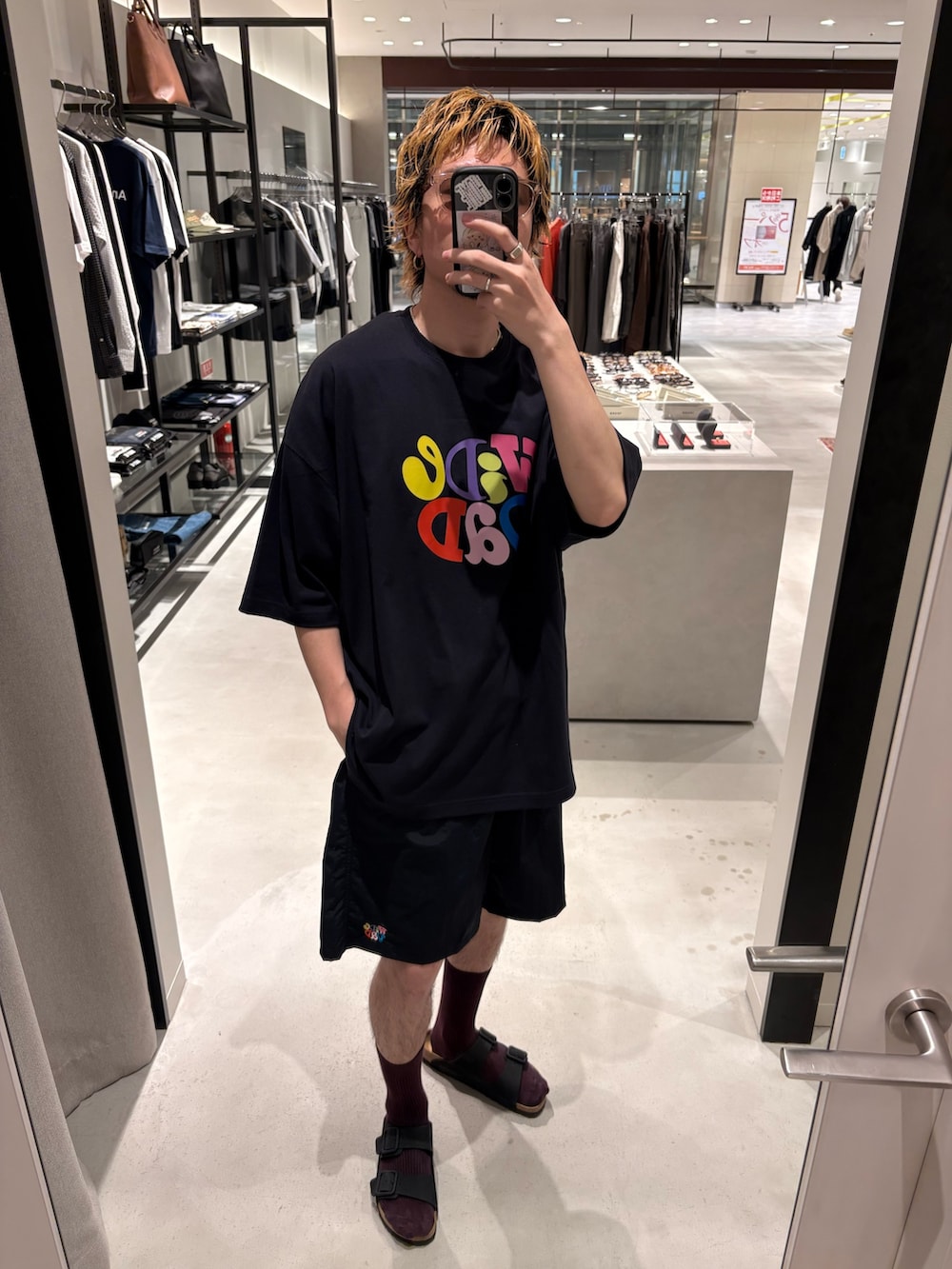 ブルー系のTシャツ/カットソー、ブラック系のその他パンツ、ピンク系のシャツ/ブラウスを着用したメンズの夏コーディネートの2枚目の写真