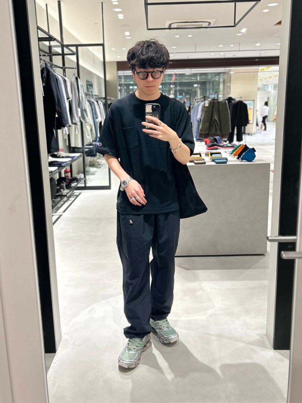 ブラック系のその他パンツ、グリーン系のスニーカー、ブラック系のTシャツ/カットソーを着用したメンズの春コーディネートの4枚目の写真