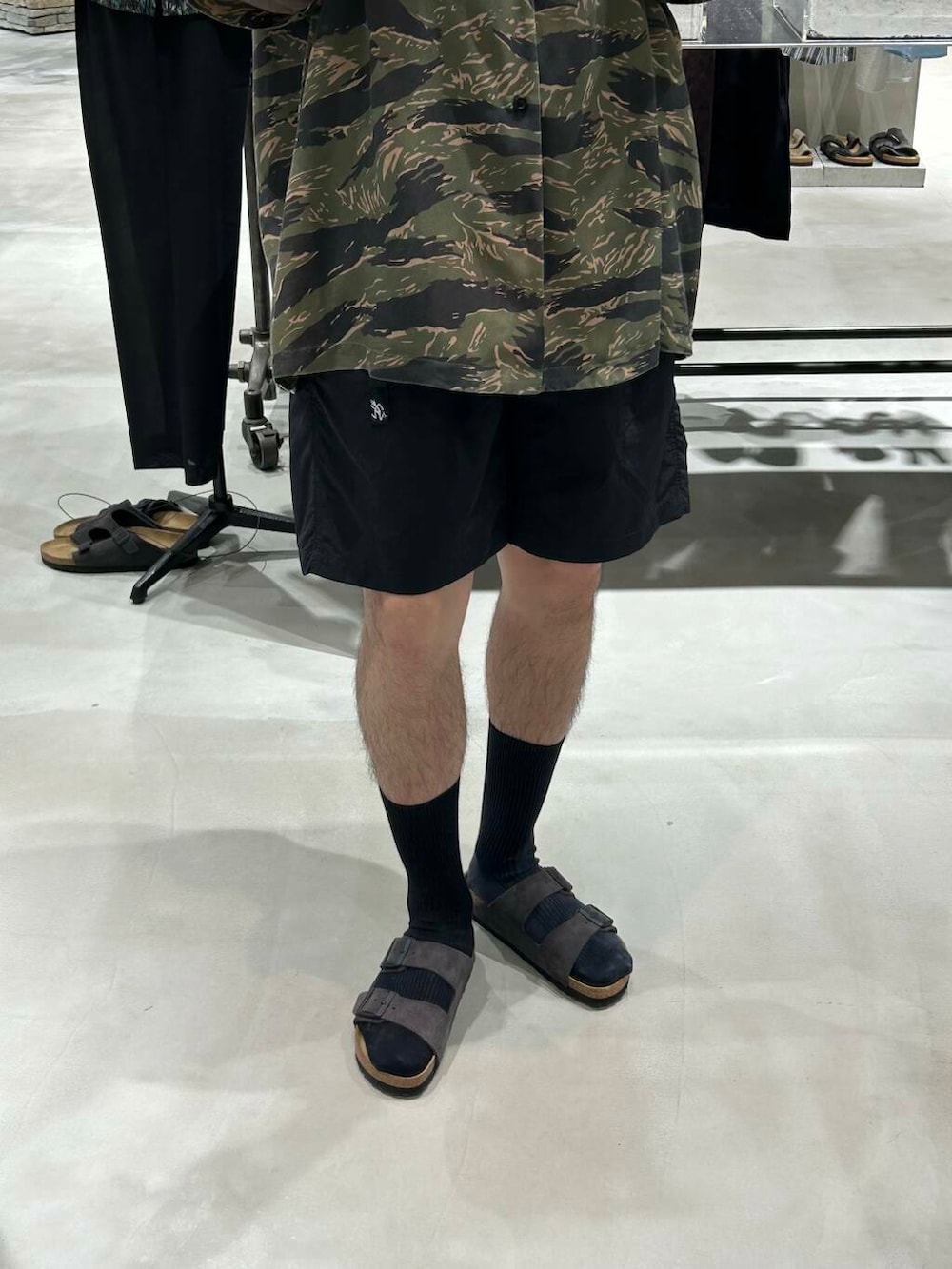 ブラック系のその他パンツ、ブラック系のサンダルを着用したメンズの夏コーディネートの3枚目の写真