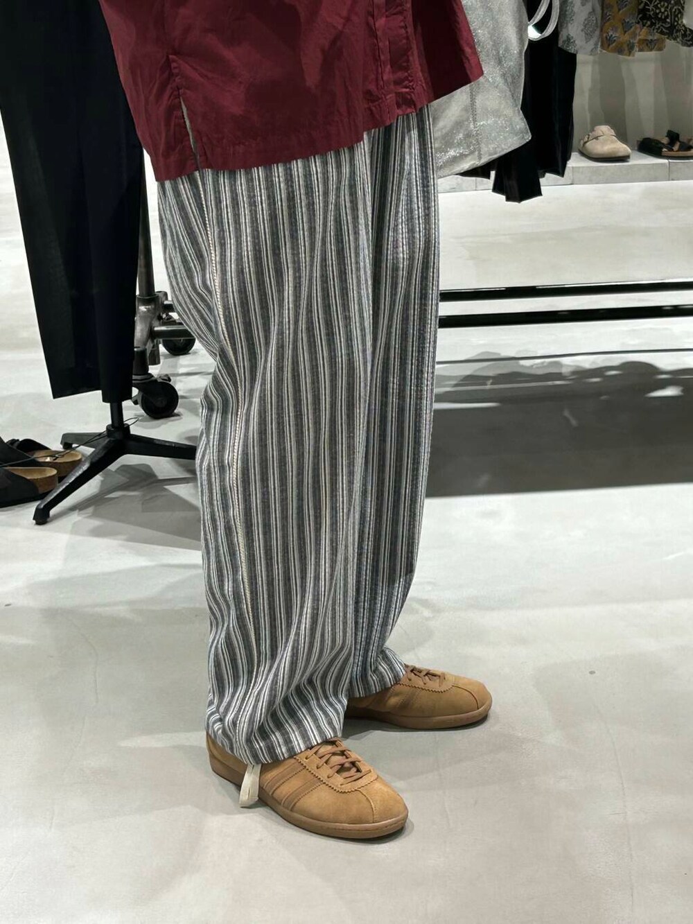 レッド系のシャツ/ブラウス、ブラック系のその他パンツ、ブラウン系のスニーカーを着用したメンズの夏コーディネートの3枚目の写真