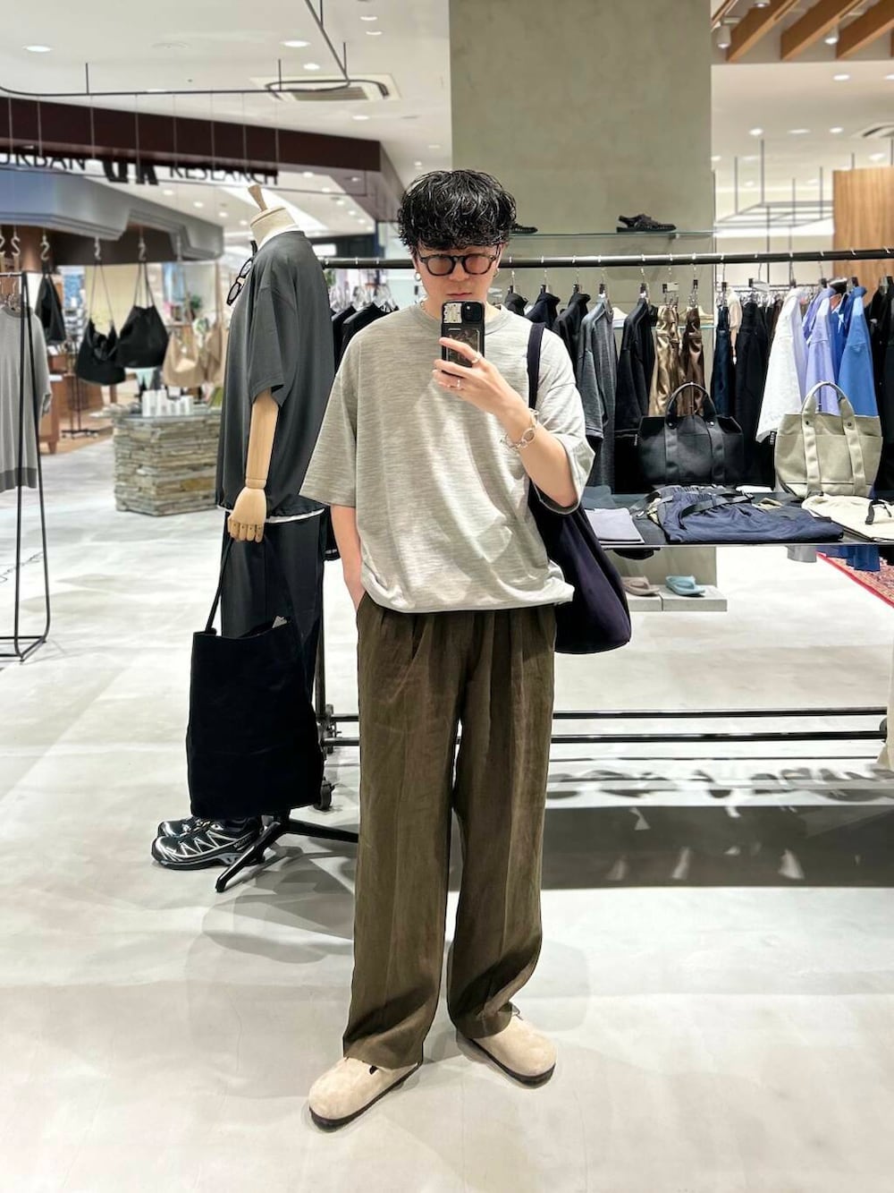 「別注、デートコーデ、リネン、newarrival、休日スタイル、綺麗めカジュアル、旅行コーデ、暑い、きれいめtシャツ、ここでしか手に入らない別注アイテム、スタッフのこれ買いました、わたしのイチ推しブランド、外遊びコーデ、newbasic」｜「BIRKENSTOCKのBIRKENSTOCK　Boston(Narrow)（サンダル、ベージュ系）」を使った、nishioka さん（メンズ・170cm）の夏コーディネートの3枚目の写真