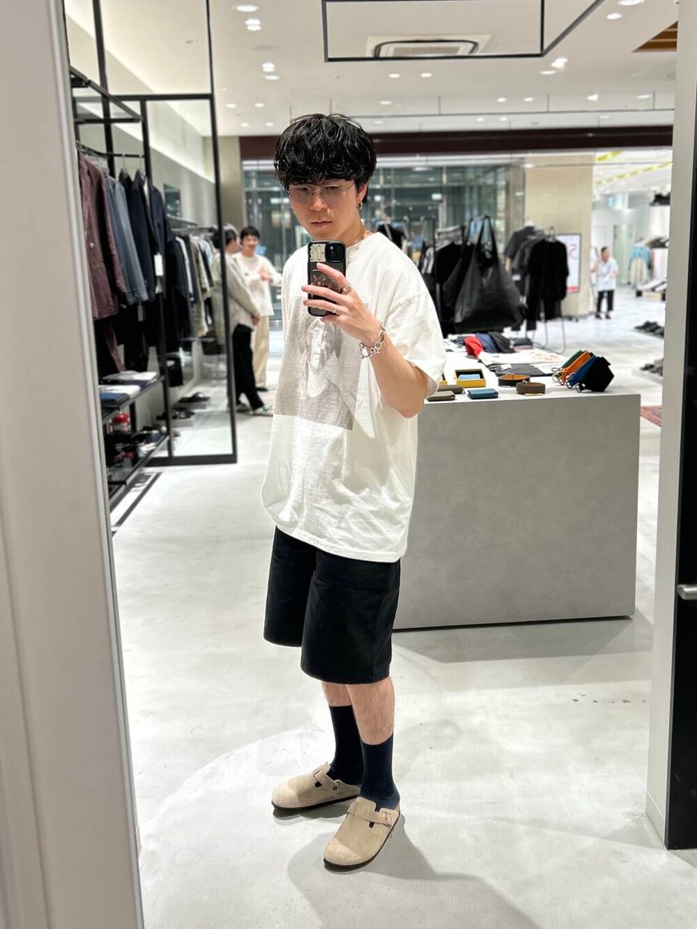 「別注、デートコーデ、newarrival、休日スタイル、サンダルコーデ、綺麗めカジュアル、旅行コーデ、暑い、ciota、ここでしか手に入らない別注アイテム、スタッフのこれ買いました、わたしのイチ推しブランド、外遊びコーデ、newbasic、サマシェア」｜「BIRKENSTOCKのBIRKENSTOCK　Boston(Narrow)（サンダル、ベージュ系）」を使った、nishioka さん（メンズ・170cm）の夏コーディネートの3枚目の写真