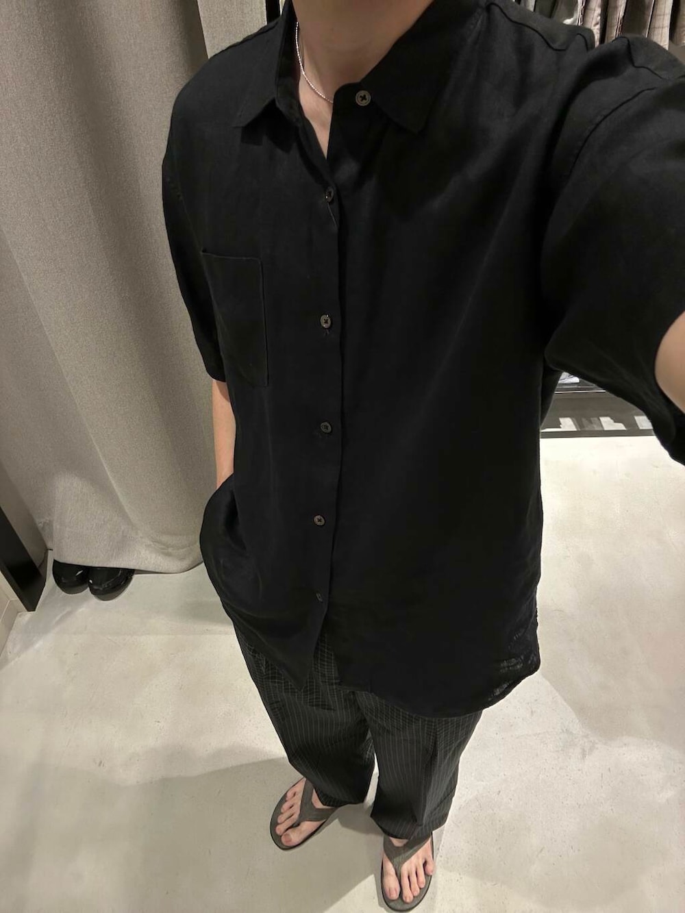 ブルー系のシャツ/ブラウス、ブラック系のその他パンツ、グレー系のサンダルを着用したメンズの夏コーディネートの2枚目の写真