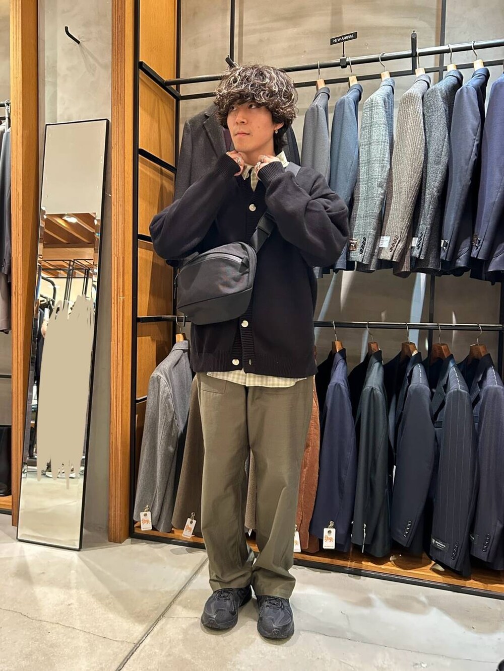 ブラック系のカーディガン/ボレロ、グリーン系のシャツ/ブラウス、ブラック系のショルダーバッグを着用したメンズの秋コーディネートの2枚目の写真