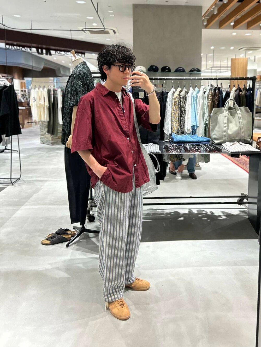 レッド系のシャツ/ブラウス、ブラック系のその他パンツ、ブラウン系のスニーカーを着用したメンズの夏コーディネートの2枚目の写真