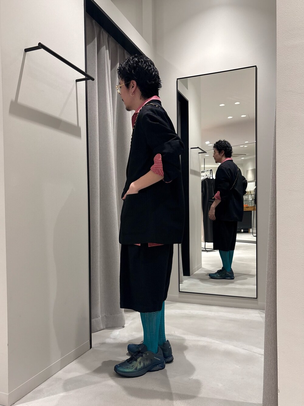 その他のその他アウター、その他のその他パンツを着用したメンズの春コーディネートの4枚目の写真