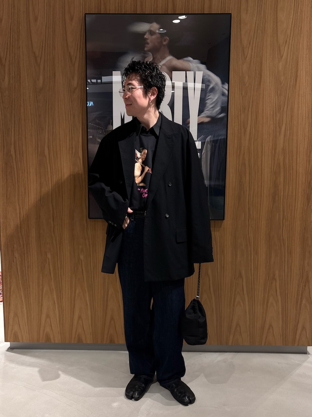 ブラック系のその他アウター、シルバー系のメガネを着用したメンズの春コーディネートの2枚目の写真