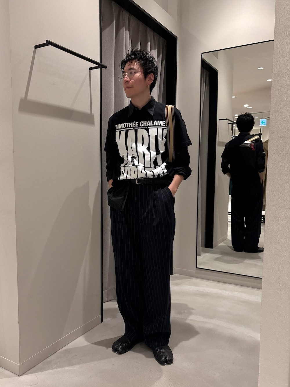 ブラック系のTシャツ/カットソー、その他のその他パンツを着用したメンズの春コーディネートの2枚目の写真