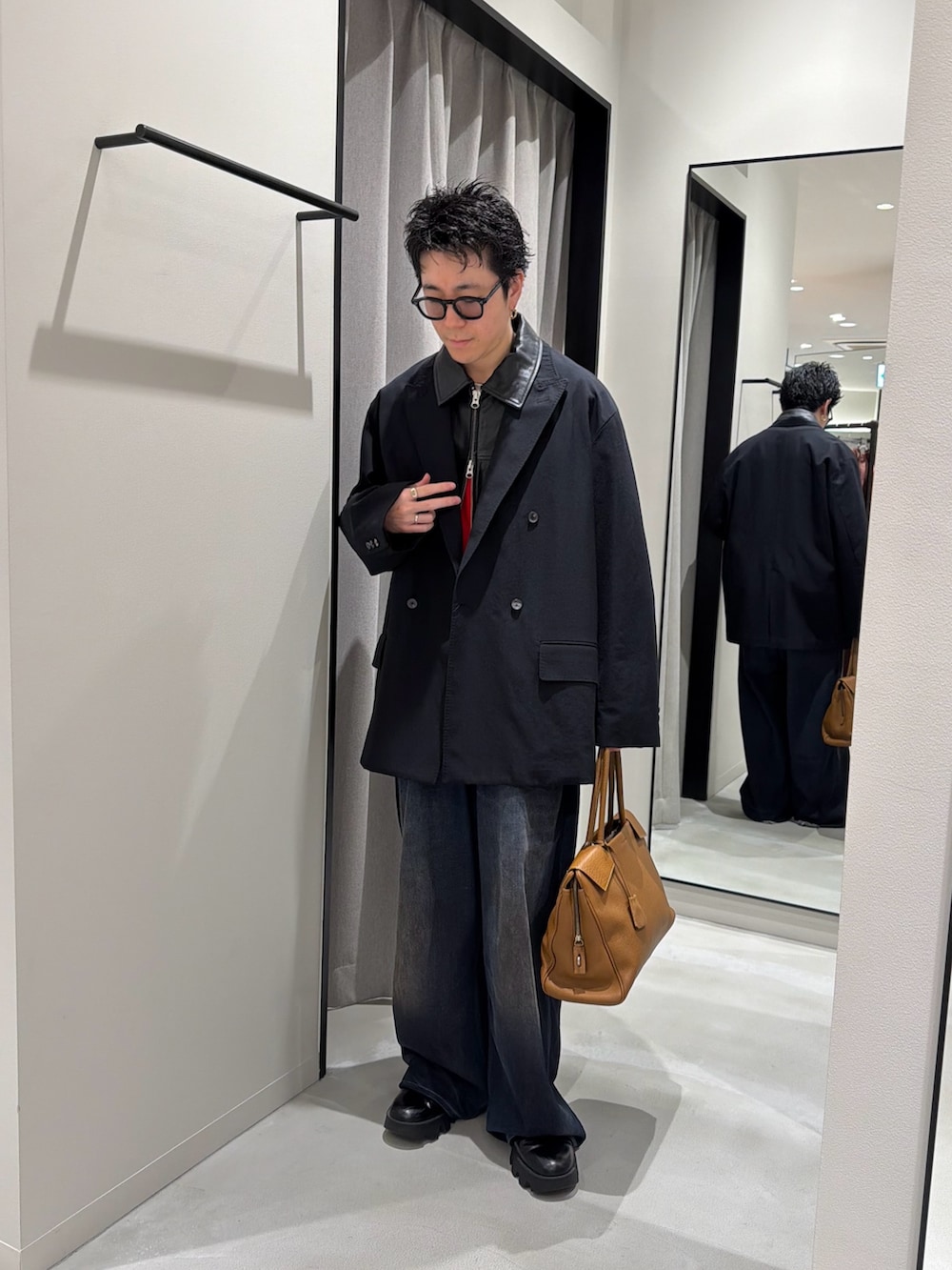 ブラック系のその他アウターを着用したメンズの春コーディネートの2枚目の写真