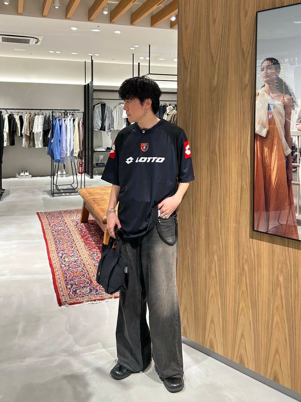 「別注、デートコーデ、newarrival、休日スタイル、綺麗めカジュアル、旅行コーデ、暑い、ここでしか手に入らない別注アイテム、スタッフのこれ買いました、わたしのイチ推しブランド、外遊びコーデ、newbasic、lotto、トレンドシャツ」｜「SENSE OF PLACE by URBAN RESEARCHのヴィンテージライクデニムワイドパンツ（デニムパンツ、ブラック系）」を使った、nishioka さん（メンズ・170cm）の春コーディネートの2枚目の写真
